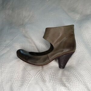 Elegant Grey leather Ankle Boots